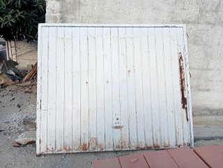 Puerta de garaje metálica blanca