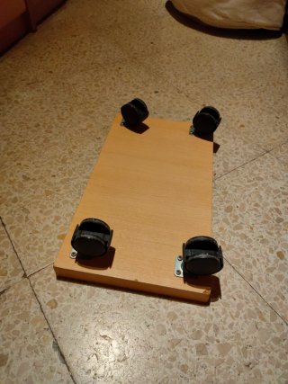 Soporte CPU Madera con Ruedas
