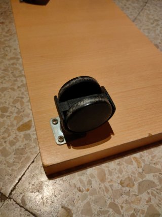 Soporte CPU Madera con Ruedas