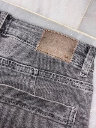Pantalón vaquero gris