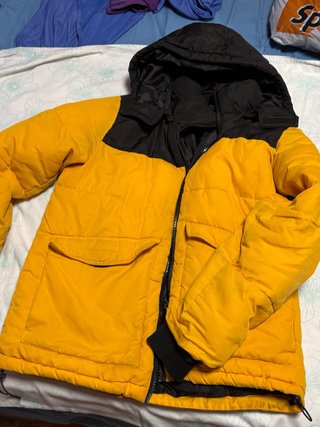 Abrigo acolchado amarillo y negro