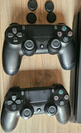 Pack PS4 Slim 1TB + 2 Mandos + Base Carga + Fundas