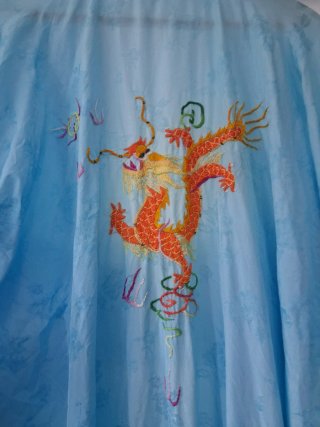 Kimono Azul con Dragón Bordado