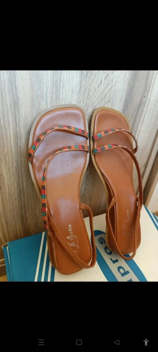 Sandalias planas diseño étnico. Made in Italy