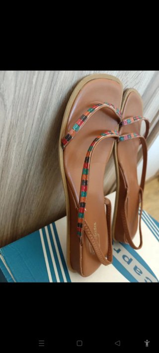 Sandalias planas diseño étnico. Made in Italy