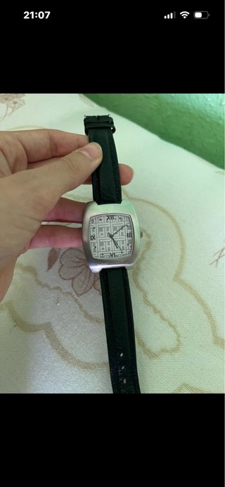 Reloj de pulsera plateado y negro