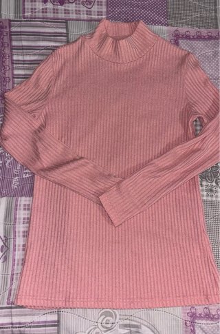 Camiseta cuello alto rosa ajustada