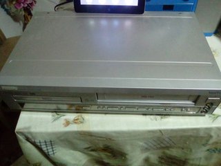 Lote Electrónica: VHS, Tablet, Radio, Proyector