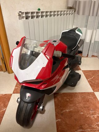 Moto infantil Ducati a batería deportiva.