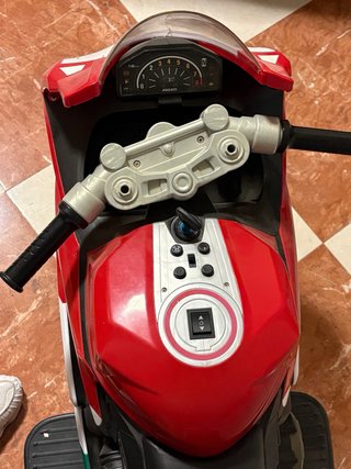 Moto infantil Ducati a batería deportiva.