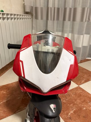 Moto infantil Ducati a batería deportiva.