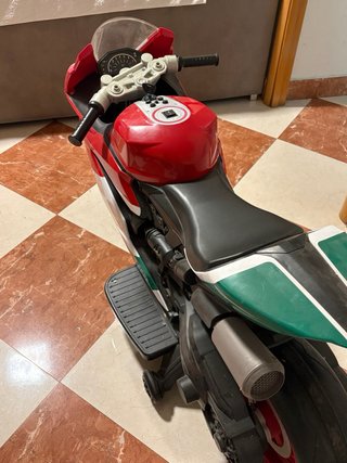 Moto infantil Ducati a batería deportiva.