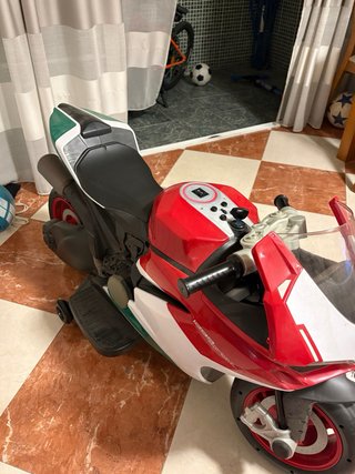Moto infantil Ducati a batería deportiva.