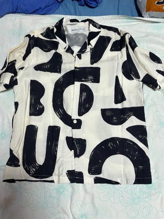 Camisa Bershka Estampada Blanco y Negro