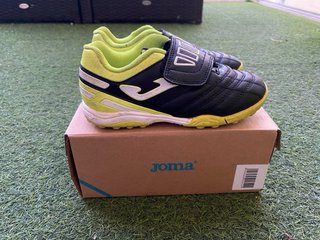 Botas de fútbol Joma multitacos negras y amarillas