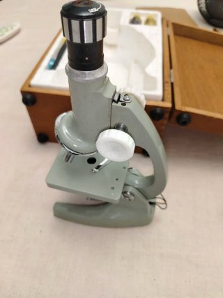 Microscopio vintage con caja