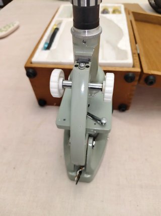 Microscopio vintage con caja