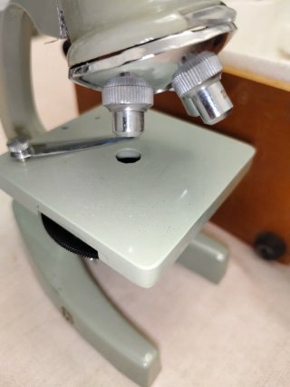 Microscopio vintage con caja