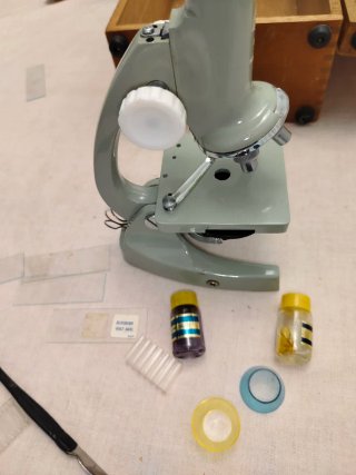 Microscopio vintage con caja