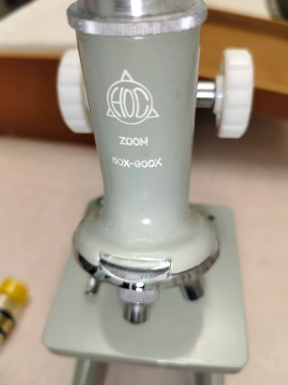 Microscopio vintage con caja