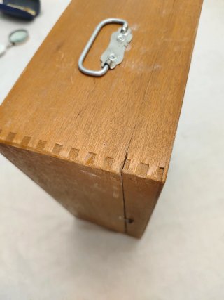 Microscopio vintage con caja