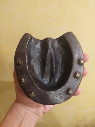 Casco de caballo de madera. No es natural.