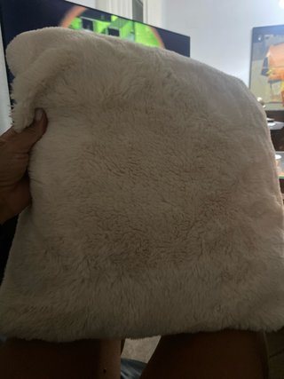 Cojín blanco de pelo suave