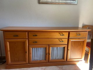Aparador de madera con puertas de cristal