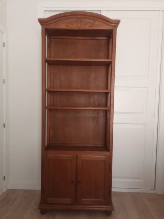 Librero de pino con puertas