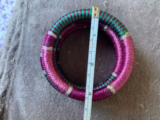 Pulseras moradas y verdes
