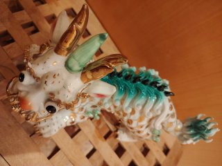 Figura Qilin Porcelana León Guardián Dorado