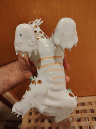 Figura Qilin Porcelana León Guardián Dorado