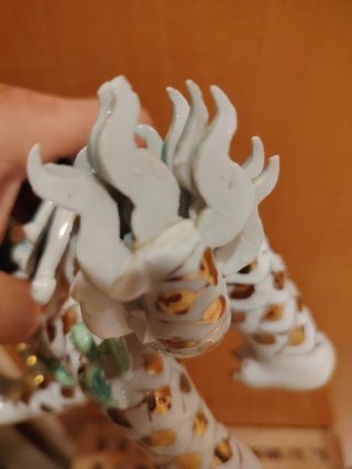Figura Qilin Porcelana León Guardián Dorado