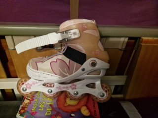 SE REGALAN Patines en línea rosas con flores