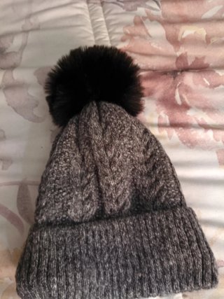 Gorro de lana con pompón ,forrado de borreguillo