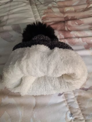 Gorro de lana con pompón ,forrado de borreguillo