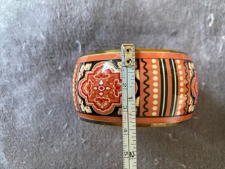 Pulsera ancha con diseño étnico