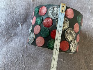 Pulsera decorada con monedas y abalorios
