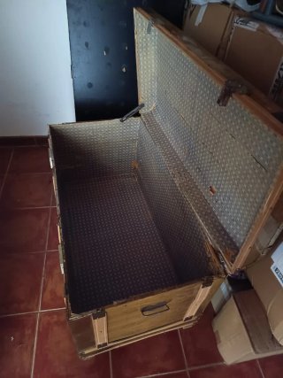 Baúl antiguo madera y metal
