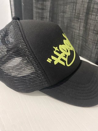 Gorra Trucker Negra con Logo Verde