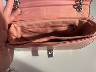 Bolso rosa efecto piel lagarto