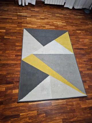Alfombra geométrica gris, mostaza y marrón