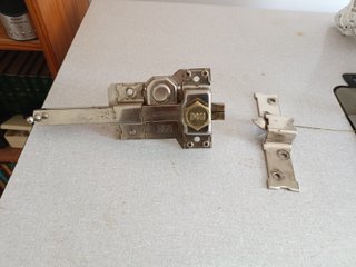 ,Se puede cerrar la puerta empujando normal
