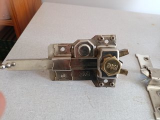 ,Se puede cerrar la puerta empujando normal