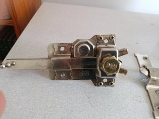 ,Se puede cerrar la puerta empujando normal