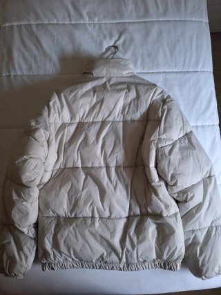 Plumas beige Pull&Bear Talla S