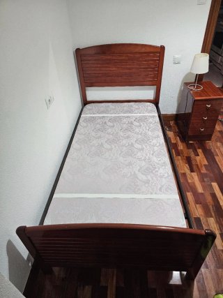 Cabecero de madera con somier 90
