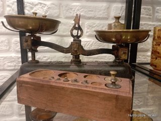 Balanza antigua de latón y madera