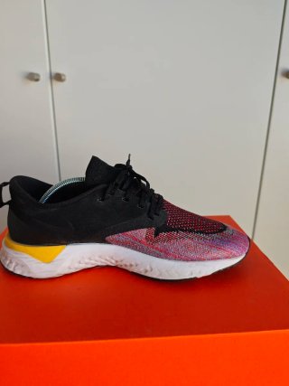 Nike Odyssey React 2 Flyknit multicolor.