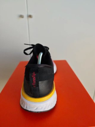 Nike Odyssey React 2 Flyknit multicolor.